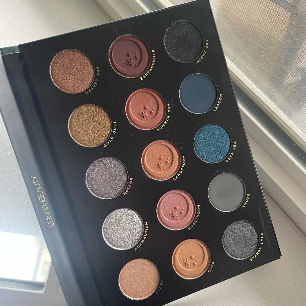 Lunar Beauty Eternal Eclipse eyeshadow palette